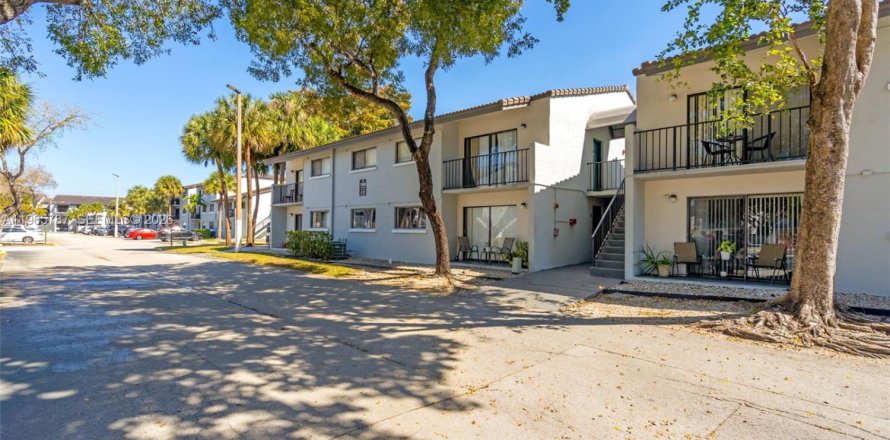 Condo in Hialeah, Florida, 2 bedrooms  № 2029598