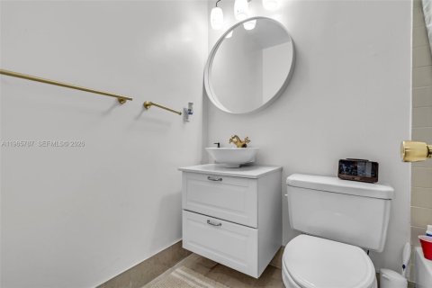 Condo in Hialeah, Florida, 2 bedrooms  № 2029598 - photo 14