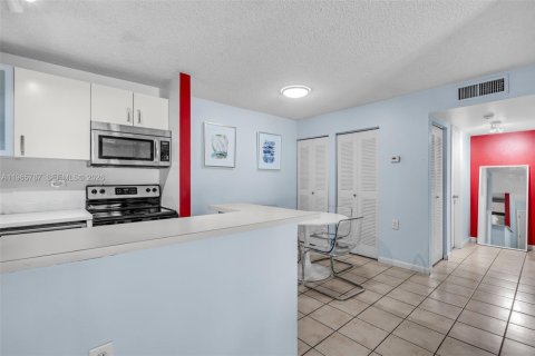 Condo in Hialeah, Florida, 2 bedrooms  № 2029598 - photo 4