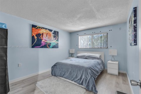 Condo in Hialeah, Florida, 2 bedrooms  № 2029598 - photo 10