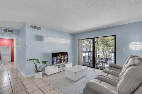 Condo in Hialeah, Florida, 2 bedrooms  № 2029598 - photo 7