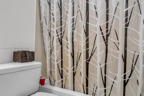 Condo in Hialeah, Florida, 2 bedrooms  № 2029598 - photo 13