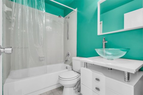 Condo in Hialeah, Florida, 2 bedrooms  № 2029598 - photo 18