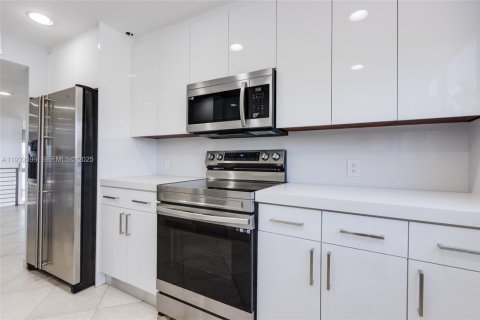 Снять в аренду таунхаус в Норт-Майами-Бич, Флорида 2 спальни, 176.33м2, № 2034917 - фото 24