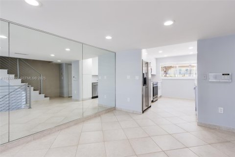 Снять в аренду таунхаус в Норт-Майами-Бич, Флорида 2 спальни, 176.33м2, № 2034917 - фото 21