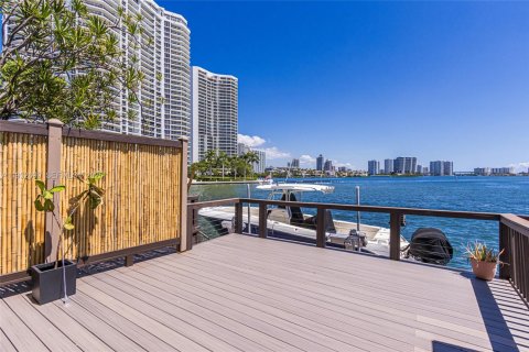 Снять в аренду таунхаус в Норт-Майами-Бич, Флорида 2 спальни, 176.33м2, № 2034917 - фото 9