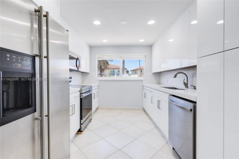 Снять в аренду таунхаус в Норт-Майами-Бич, Флорида 2 спальни, 176.33м2, № 2034917 - фото 22