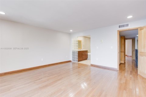 Снять в аренду таунхаус в Норт-Майами-Бич, Флорида 2 спальни, 176.33м2, № 2034917 - фото 29