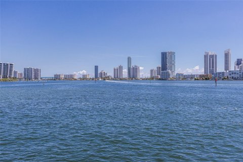 Снять в аренду таунхаус в Норт-Майами-Бич, Флорида 2 спальни, 176.33м2, № 2034917 - фото 5