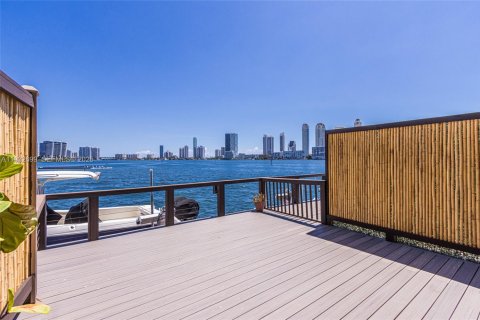 Снять в аренду таунхаус в Норт-Майами-Бич, Флорида 2 спальни, 176.33м2, № 2034917 - фото 8