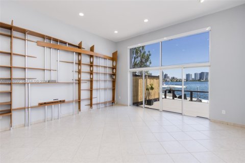 Снять в аренду таунхаус в Норт-Майами-Бич, Флорида 2 спальни, 176.33м2, № 2034917 - фото 12