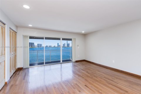 Снять в аренду таунхаус в Норт-Майами-Бич, Флорида 2 спальни, 176.33м2, № 2034917 - фото 18