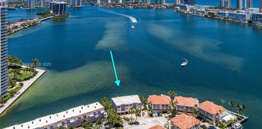 Таунхаус в Норт-Майами-Бич, Флорида 2 спальни, 176.33м2 № 2034917