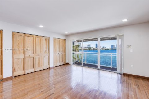 Снять в аренду таунхаус в Норт-Майами-Бич, Флорида 2 спальни, 176.33м2, № 2034917 - фото 28