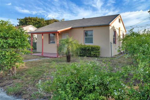 Casa en venta en Riviera Beach, Florida, 2 dormitorios, 66.89 m2 № 2244448 - foto 2