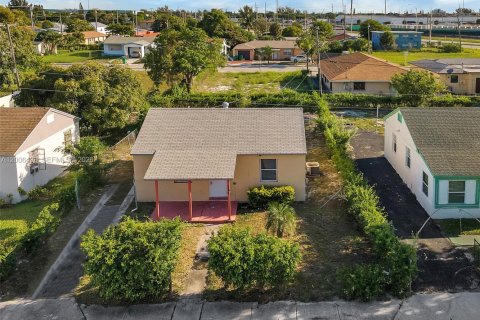 Casa en venta en Riviera Beach, Florida, 2 dormitorios, 66.89 m2 № 2244448 - foto 3