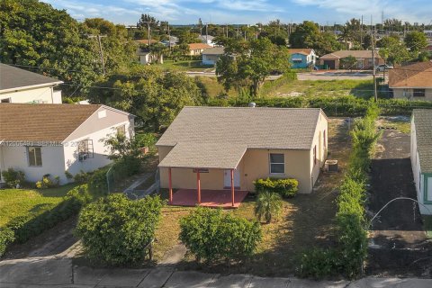 Casa en venta en Riviera Beach, Florida, 2 dormitorios, 66.89 m2 № 2244448 - foto 5