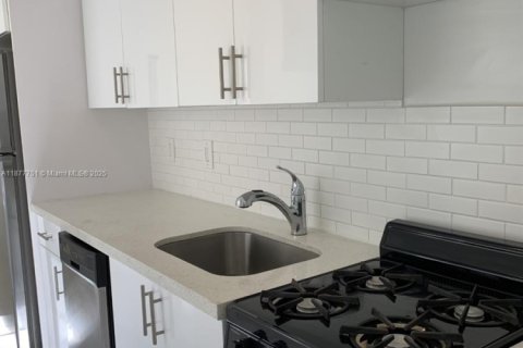 Снять в аренду квартиру в Майами-Бич, Флорида 1 спальня, 65.03м2, № 1927939 - фото 1