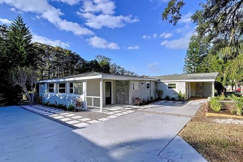 House in New Port Richey, Florida 4 bedrooms, 221.01 sq.m. № 1869710 - photo 1