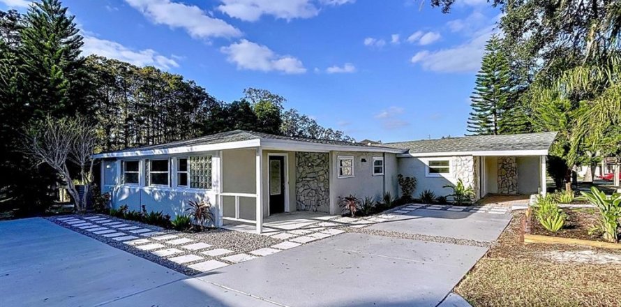 House in New Port Richey, Florida 4 bedrooms, 221.01 sq.m. № 1869710