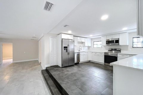 House in New Port Richey, Florida 4 bedrooms, 221.01 sq.m. № 1869710 - photo 3