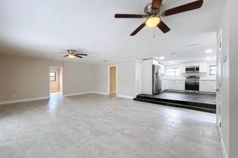House in New Port Richey, Florida 4 bedrooms, 221.01 sq.m. № 1869710 - photo 5