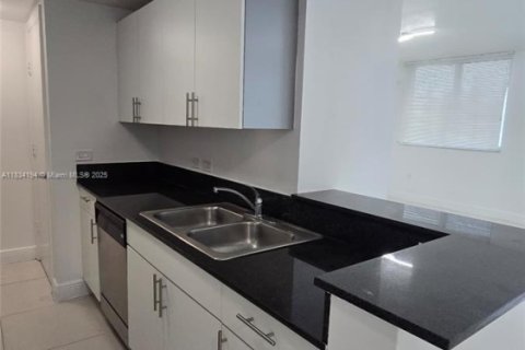 Condo in Miami, Florida, 1 bedroom  № 1818441 - photo 4