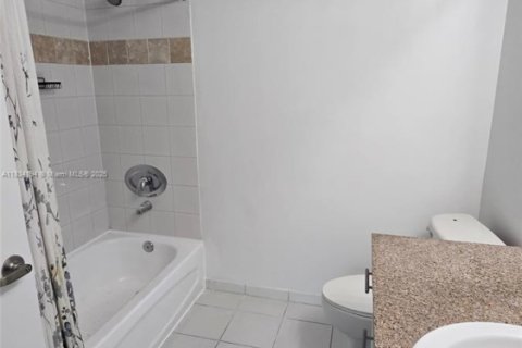 Condo in Miami, Florida, 1 bedroom  № 1818441 - photo 8