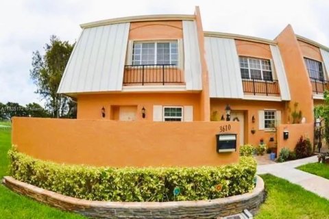 Townhouse in Davie, Florida 2 bedrooms, 127.46 sq.m. № 1819731 - photo 1