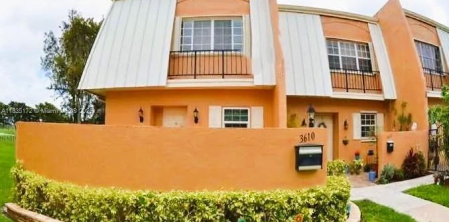 Townhouse in Davie, Florida 2 bedrooms, 127.46 sq.m. № 1819731