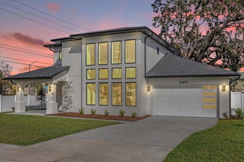 House in Orlando, Florida 5 bedrooms, 336.31 sq.m. № 1822822 - photo 1