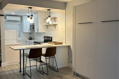 Condo in Pompano Beach, Florida, 1 bedroom  № 2004965 - photo 8