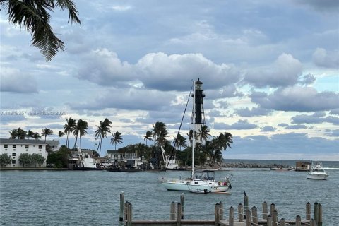 Condo in Pompano Beach, Florida, 1 bedroom  № 2004965 - photo 2