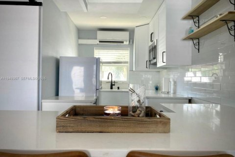 Condo in Pompano Beach, Florida, 1 bedroom  № 2004965 - photo 9