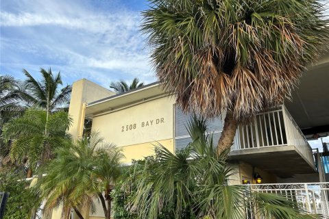 Condo in Pompano Beach, Florida, 1 bedroom  № 2004965 - photo 3