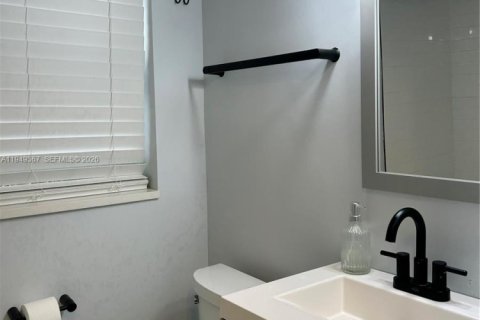 Condo in Pompano Beach, Florida, 1 bedroom  № 2004965 - photo 17