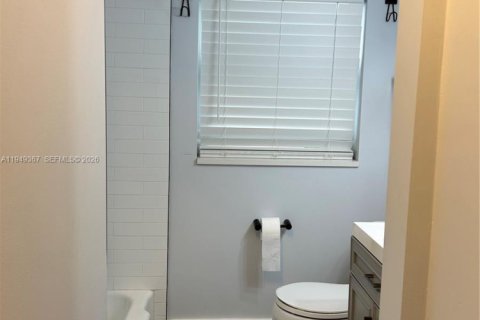 Condo in Pompano Beach, Florida, 1 bedroom  № 2004965 - photo 15