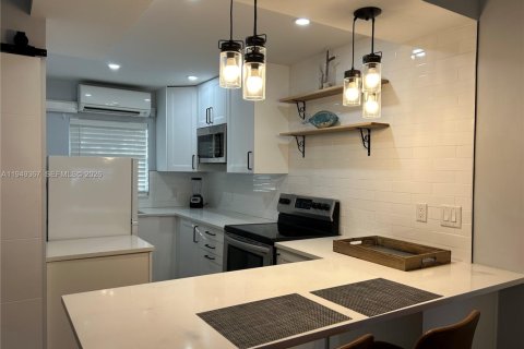 Condo in Pompano Beach, Florida, 1 bedroom  № 2004965 - photo 10