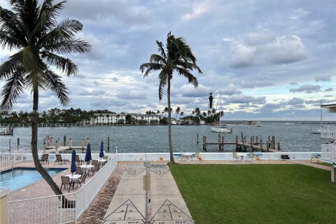 Condo in Pompano Beach, Florida, 1 bedroom  № 2004965 - photo 5