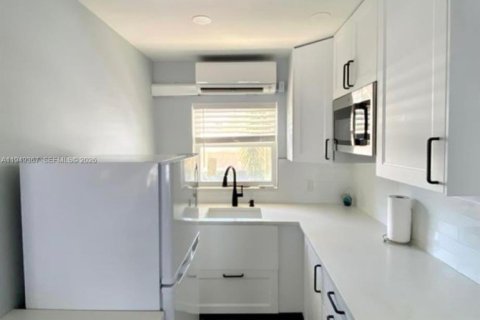 Condo in Pompano Beach, Florida, 1 bedroom  № 2004965 - photo 12