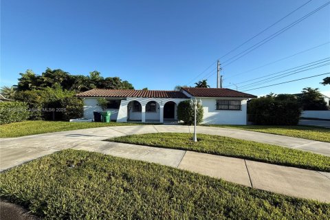House in Miami, Florida 3 bedrooms, 151.15 sq.m. № 1942265 - photo 1