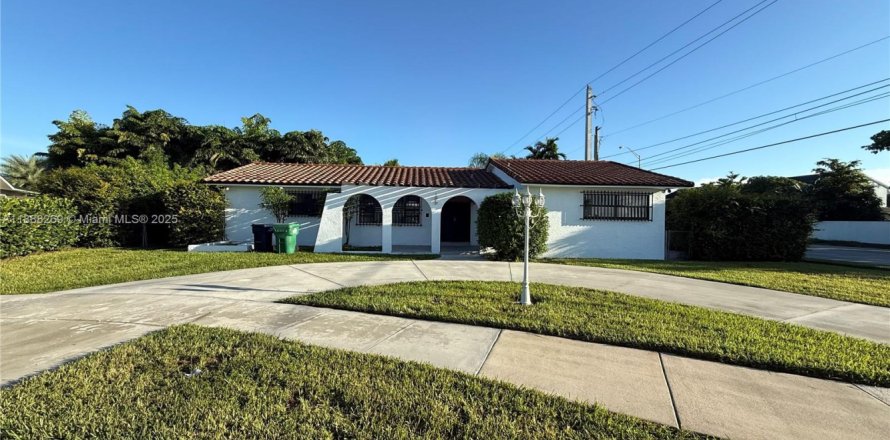 House in Miami, Florida 3 bedrooms, 151.15 sq.m. № 1942265