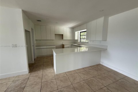House in Miami, Florida 3 bedrooms, 151.15 sq.m. № 1942265 - photo 3