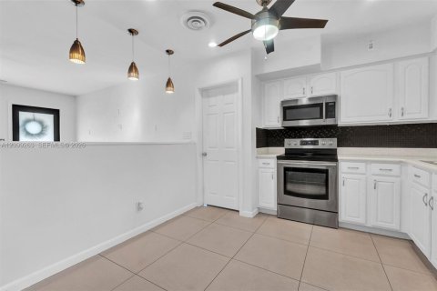 Villa ou maison à vendre à Hollywood, Floride: 3 chambres, 125.42 m2 № 2407165 - photo 7