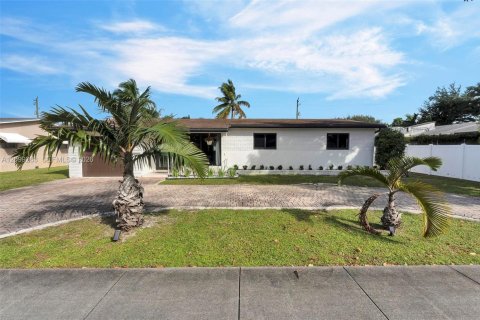 Villa ou maison à vendre à Hollywood, Floride: 3 chambres, 125.42 m2 № 2407165 - photo 2