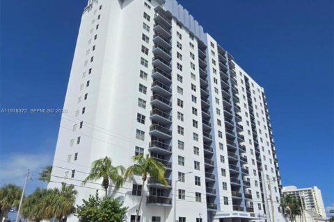 Condo in Miami Beach, Florida, 1 bedroom  № 2042152 - photo 22