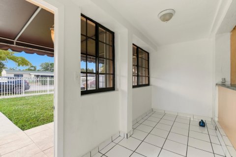 House in Miami Gardens, Florida 3 bedrooms, 95.41 sq.m. № 1993457 - photo 5