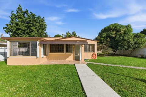 House in Miami Gardens, Florida 3 bedrooms, 95.41 sq.m. № 1993457 - photo 1