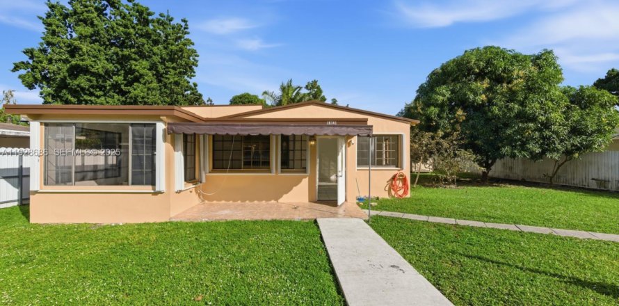 House in Miami Gardens, Florida 3 bedrooms, 95.41 sq.m. № 1993457