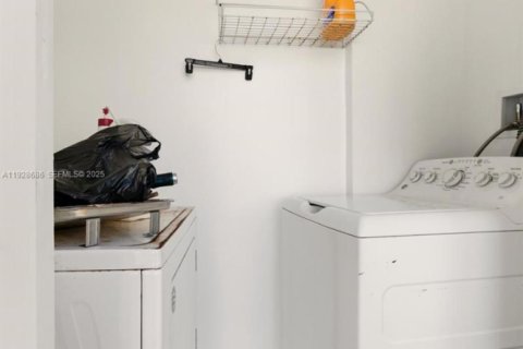 House in Miami Gardens, Florida 3 bedrooms, 95.41 sq.m. № 1993457 - photo 11